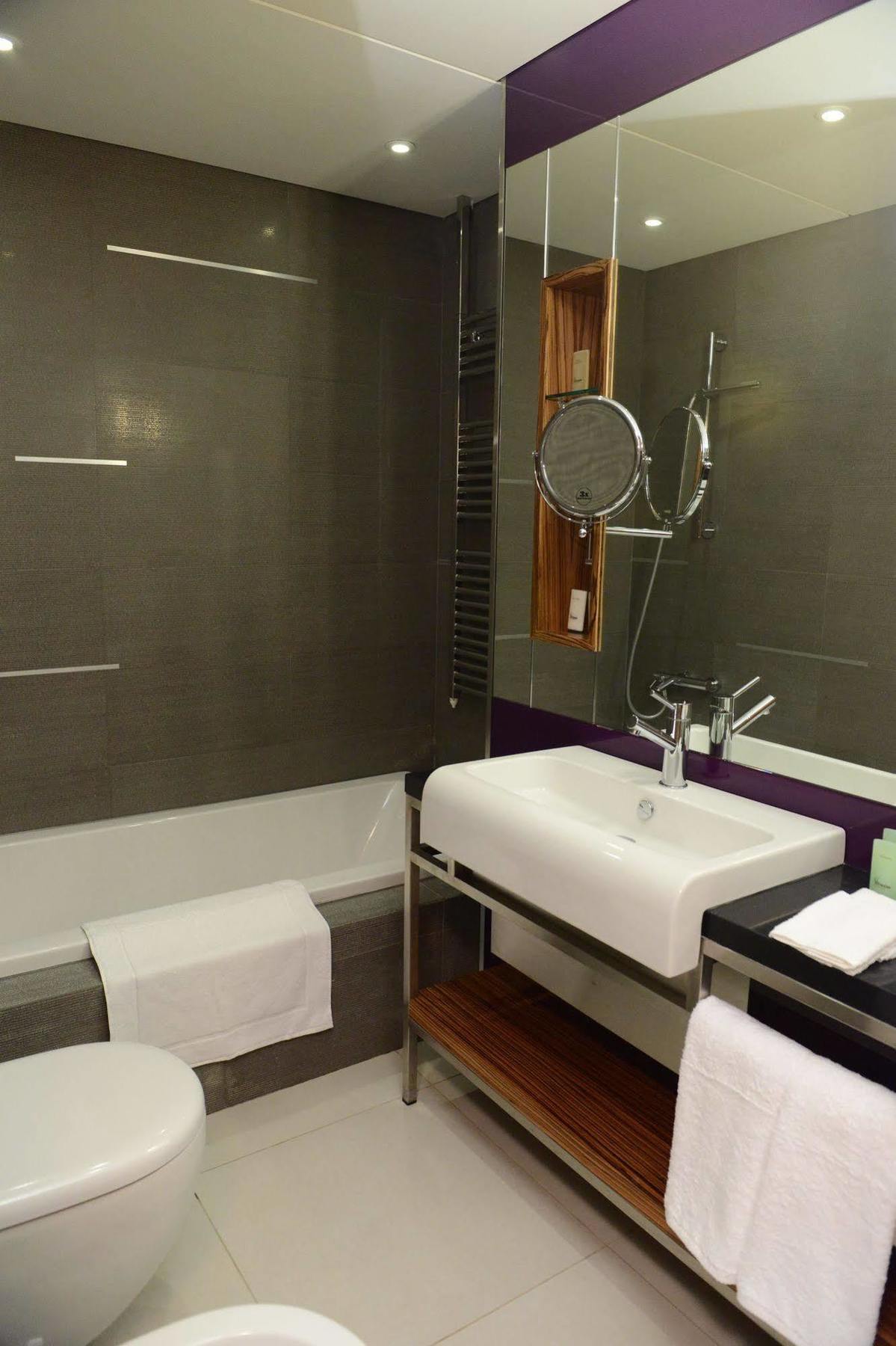 Hotel Warwick Stone 55